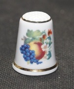 Naparstek Kolekcjonerski Porcelanowy owoce winogrono i jabłko 