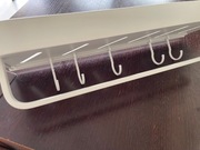 Biała aluminiowa półka łazienkowa ścienna 40 cm z haczykami relingiem