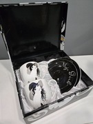 filiżanki w ozdobnym pudełku na prezent