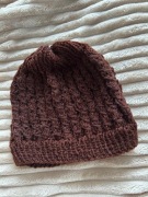 Czapka wykonana na drutach z bawełny dzianinowej 