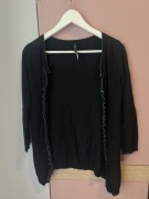Czarny kardigan z falbanką, Bershka