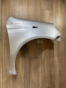 Srebrny błotnik do toyoty yaris p1 2000 rok