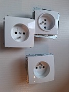 Gniazdko pojedyncze z uziemienia podtynkowe  BASIC BMGZ1.01/11 3 szt  biały