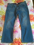 Eleganckie, klasycznie wybarwione dżinsy z grubej, mięsistej bawełny. 