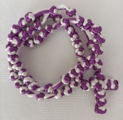 Różaniec fioletowo-biały ze sznurka satynowego różyczki