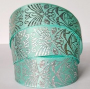 Miętowa satynowa wstążka ze srebrnym holograficznym wzorem