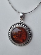 Srebrny wisior z prawdziwym bursztynem pr 925