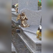 Rzezba -Anioł nagrobny klęczący.