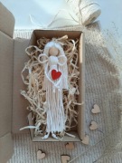 Anioł zawieszka 17cm pudełko na prezent serce czer