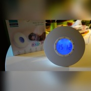 Radiobudzik z budzącym światłem