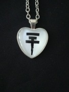 Naszyjnik, wisiorek serce z logo grupy Tokio Hotel biały 