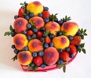 Bukiet SERCE z jagód w pudełku