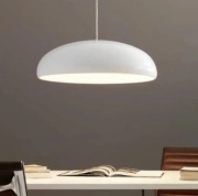 Lampa wisząca białą lśniący pierścień