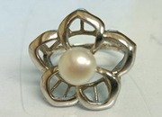 SREBRNY PIERŚCIONEK Z PERŁĄ. (014)