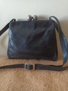 Picard mała czarna torebka skórzana zapinana na kulki