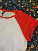 Biały T-shirt z czerwonymi rękawkami