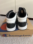Sportowe buty marki Champion w stylu sneakersów.