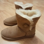 UGG Australia Single Button Short Damskie śniegowce z guzikiem