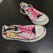 Tenisówki dla dziewczynki z nadrukiem. 