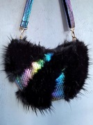 Czarna futrzana torebka na ramię z tęczowym elementami