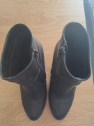 Buty damskie na obcasie.