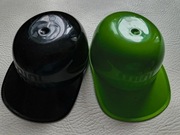 Zabawka figurka dwie czerwone plastikowe czapeczki