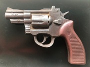 Rewolwer z czekolady prezent dekoracja na tort