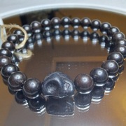 Bransoletka męska  z drewna Sandałowiec z czaszką z czarnego Howlitu