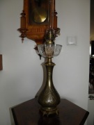 Duża, stara, repusowana lampa naftowa