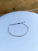 Bransoletka mini pleciona z koralików delikatna regulowana na sznurku