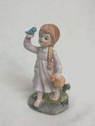 Figurka porcelanowa – dziewczynka z ptaszkiem, porcelana dekoracyjna, XX w.