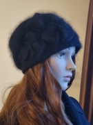 PIĘKNA CIEPŁA CZAPKA DAMSKA Z KWIATAMI