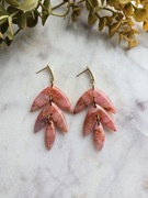 Czerwono-różowe marmurkowe listki z gliny polimerowej 