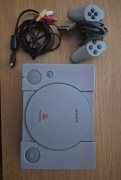 Konsola PlayStation 1 z modchipem, z grą.