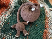 Leniwiec z długą szyją rękodzieło brelok 