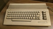 Commodore 64C zasilaczem.