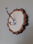 Wieszak ścienny na ubrania, klucze. Plaster drewna.  Gruba kora.