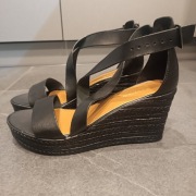 Sandały na koturnie Wojas czarne 39 nowe