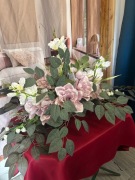 Elegancki stroik na cmentarz – Magnolie i frezje w koszyku