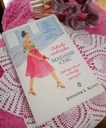 "Szkoła wdzięku Madame Chic" Jennifer L. Scott