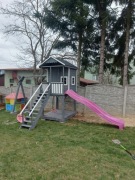 Drewniany domek dla dzieci ze zjeżdżalnia, huśtawka, domek na drzewie