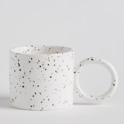 kubek 340 ml porcelana biała matowa kropki groszki nowoczesny design