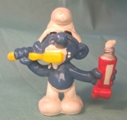 Stara figurka Smerfa myjącego zęby firmy Schleich z 1979