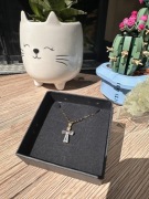 Elegancki naszyjnik stal chirurgiczna złoty krzyżyk prostokątne cyrkonie