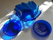 Mała patera oraz dwa spodki, niebieskie szkło kobaltowe. Patera 16cm/5cm.