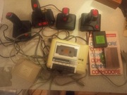 Commodore 64 - Zasilacz - Magnetofon - 4xJoystick - Cartridge + książka.