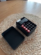 Pudełko do przechowywania GoPro z bateriami i kartami pamięci. 