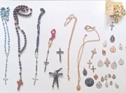 Zestaw 32 krzyżyków medalików szkaplerzy dewocjonalia