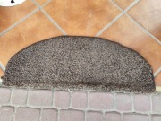 Dywanik na schody brązowy używany 