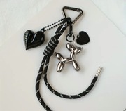 Stylowy brelok z balonowym pieskiem i sercami